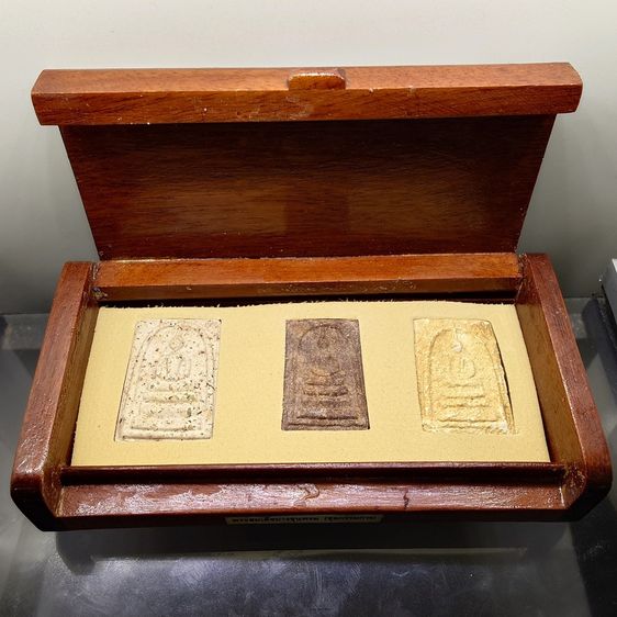 พระสมเด็จบางขุนพรหม พิมพ์ย้อนยุค "ชุดกรรมการ 3 องค์ เนื้อผงผสมสมเด็จเก่า พิธีพุมธาภิเษก ณ พระอุโบสถวัดบางขุนพรหม 2547 พร้อมกล่องไม้