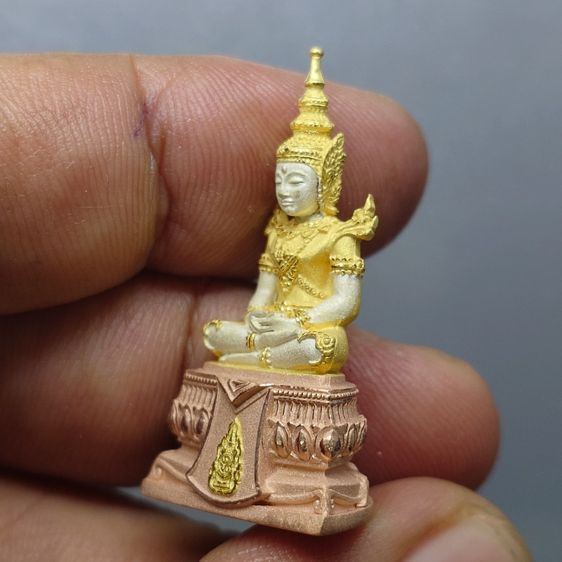 พระพุทธมหามณีรัตนปฏิมากร (พระแก้วมรกต) จำลอง ทรงเครื่องฤดูร้อน เนื้อเงินสามกษัตริย์ ฉลองสิริราชสมบัติ ครบ 60 ปี ในหลวง รัชกาลที่9 พ.ศ.2550 รูปที่ 6