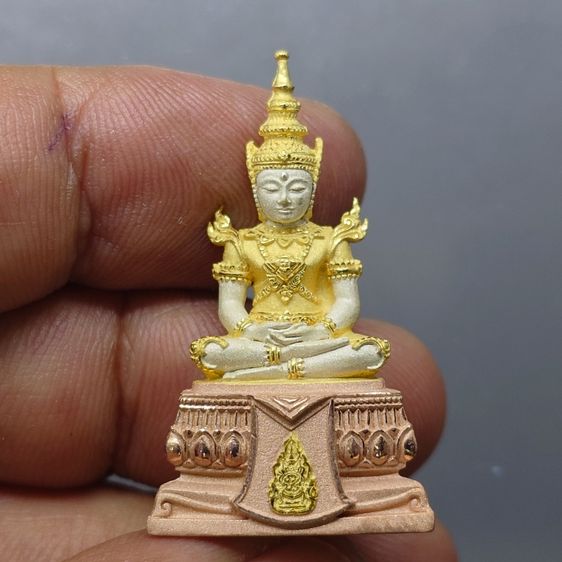 พระพุทธมหามณีรัตนปฏิมากร (พระแก้วมรกต) จำลอง ทรงเครื่องฤดูร้อน เนื้อเงินสามกษัตริย์ ฉลองสิริราชสมบัติ ครบ 60 ปี ในหลวง รัชกาลที่9 พ.ศ.2550 รูปที่ 4