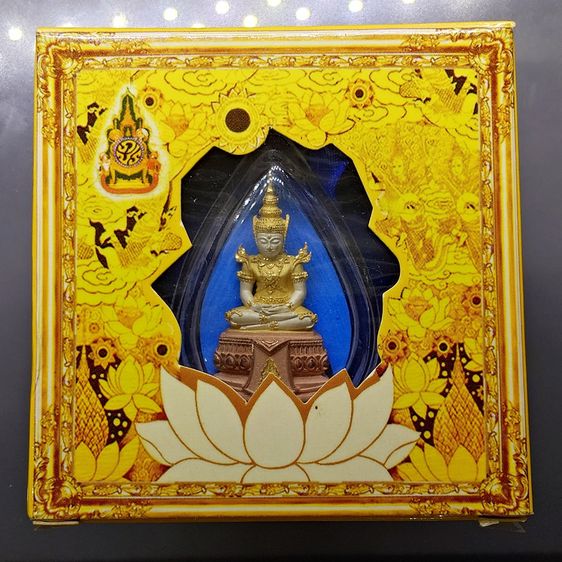 พระพุทธมหามณีรัตนปฏิมากร (พระแก้วมรกต) จำลอง ทรงเครื่องฤดูร้อน เนื้อเงินสามกษัตริย์ ฉลองสิริราชสมบัติ ครบ 60 ปี ในหลวง รัชกาลที่9 พ.ศ.2550