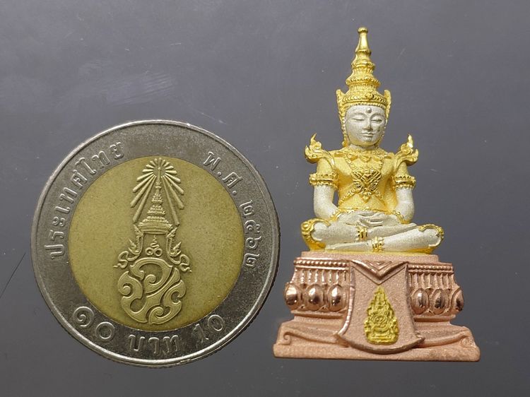 พระพุทธมหามณีรัตนปฏิมากร (พระแก้วมรกต) จำลอง ทรงเครื่องฤดูร้อน เนื้อเงินสามกษัตริย์ ฉลองสิริราชสมบัติ ครบ 60 ปี ในหลวง รัชกาลที่9 พ.ศ.2550 รูปที่ 8