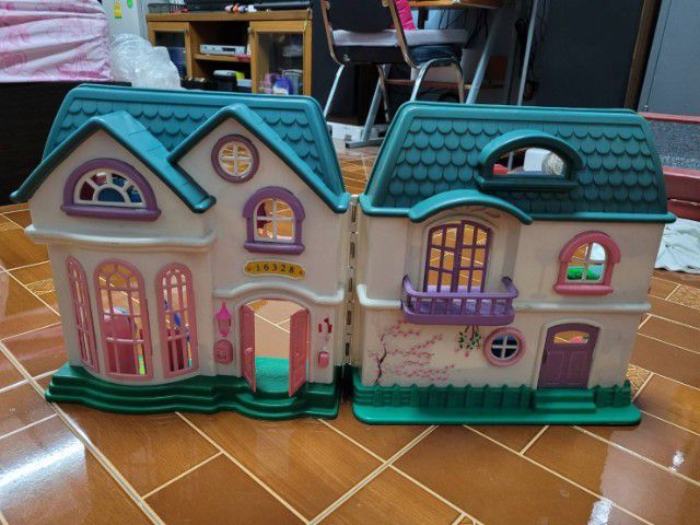 บ้านตุ๊กตา สำหรับเด็กหลังใหญ่มากๆ มาพร้อมตุ๊กตาครอบครัว และเฟอร์นิเจอร์  แบ่งเป็นส่วนต่างๆ ของบ้าน สีสวยหวานน่ารักมากสภาพสวย เจ้าของเก็บโชว์ รูปที่ 2