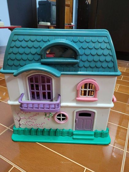 บ้านตุ๊กตา สำหรับเด็กหลังใหญ่มากๆ มาพร้อมตุ๊กตาครอบครัว และเฟอร์นิเจอร์  แบ่งเป็นส่วนต่างๆ ของบ้าน สีสวยหวานน่ารักมากสภาพสวย เจ้าของเก็บโชว์ รูปที่ 3