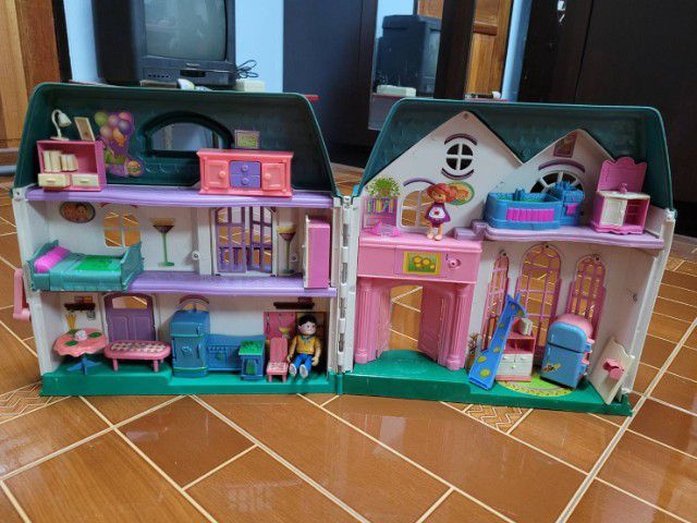 บ้านตุ๊กตา สำหรับเด็กหลังใหญ่มากๆ มาพร้อมตุ๊กตาครอบครัว และเฟอร์นิเจอร์  แบ่งเป็นส่วนต่างๆ ของบ้าน สีสวยหวานน่ารักมากสภาพสวย เจ้าของเก็บโชว์