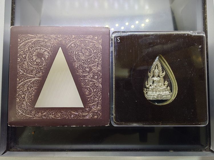 พระพุทธชินราช ภปร. ลอยองค์ เนื้อเงิน โครงการ "เพราะแผ่นดินนี้ คือ แผ่นดินเกิด รุ่นแรก ปี 2548 พร้อมกล่องเดิม รูปที่ 8