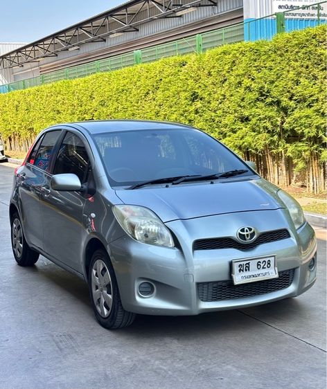 รถ Toyota Yaris 1.5 J สี เทา