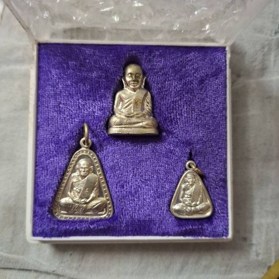 รูปหล่อ้หรียญหลวงพ่อเงินรุ่นเพิร์ท ปี37 สภาพสวยพร้อมกล่อมเดิมๆครับ รูปที่ 2