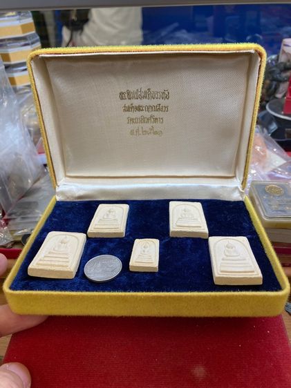 พระสมเด็จอรหัง สมเด็จญาณสังวร วัดบวรนิเวศวิหาร กรุงเทพฯ พ.ศ.๒๕๑๙ แต่ทำชุดกรรมการ พ.ศ.๒๕๒๑ กล่องเดิม มีเกสาทุกองค์ สวยครับ