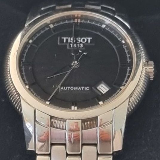 ดำ Swiss Made(Auto)Tissot Classic ขนาด 40 มิล ระบบออโต้สำรองพลังงาน 80 ชั่วโมง ไม่ใช้ถ่าน สภาพสวย ของจริงดูดีกว่าในรูปเยอะ รุ่นนี้ของใหม่เกือบ 30,000 บาท ขอส่งต่อ 8500บาท ครับ