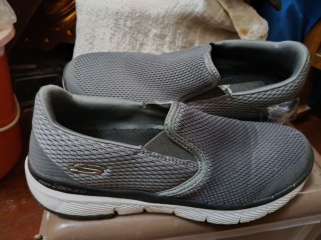 รองเท้า สีเทา สภาพใหม่มาก รูปที่ 2