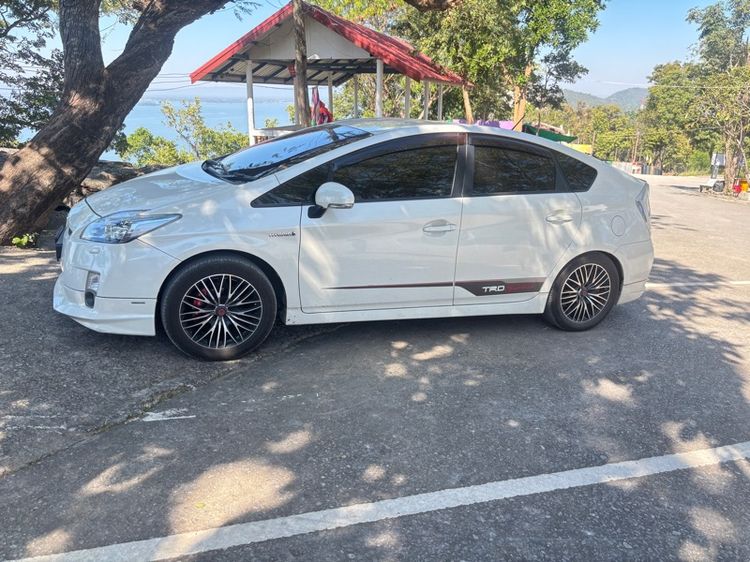 Toyota Prius 2012 1.8 Hybrid TRD Sportivo II Sedan ไฮบริด ไม่ติดแก๊ส เกียร์อัตโนมัติ ขาว รูปที่ 3