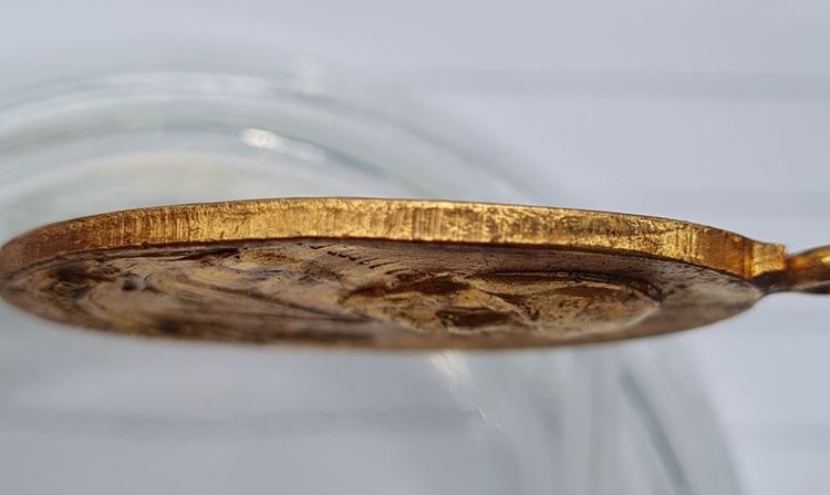 🟠082 ลป.ทิม ห่วงเชื่อม มีตอกโค๊ต กรรมการ เนื้อสีทองเก่า พระบ้านคุณตาสะสมไว้นานแล้วค่ะ รูปที่ 4