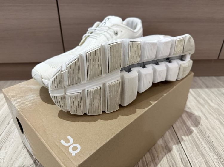 รองเท้า oncloud  white us 9.5 men รูปที่ 5