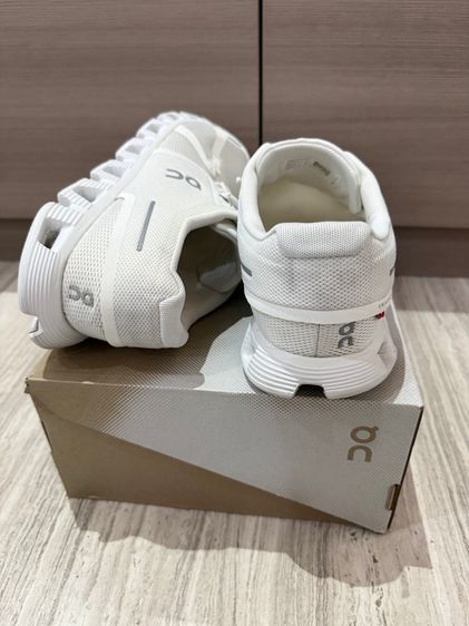 รองเท้า oncloud  white us 9.5 men รูปที่ 4