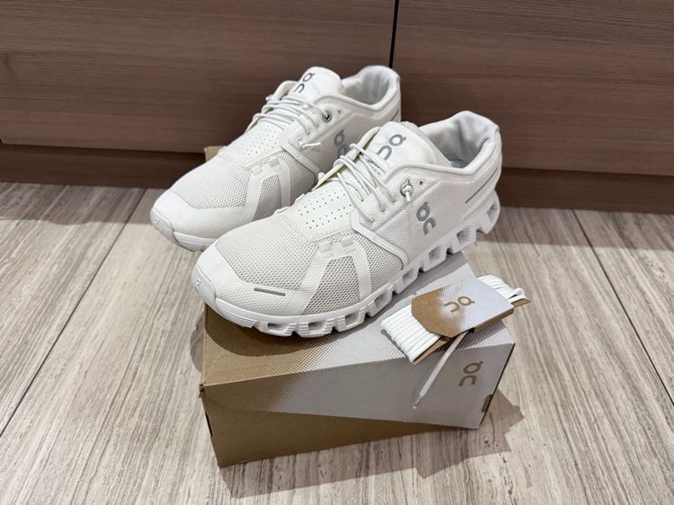 รองเท้า oncloud  white us 9.5 men รูปที่ 2