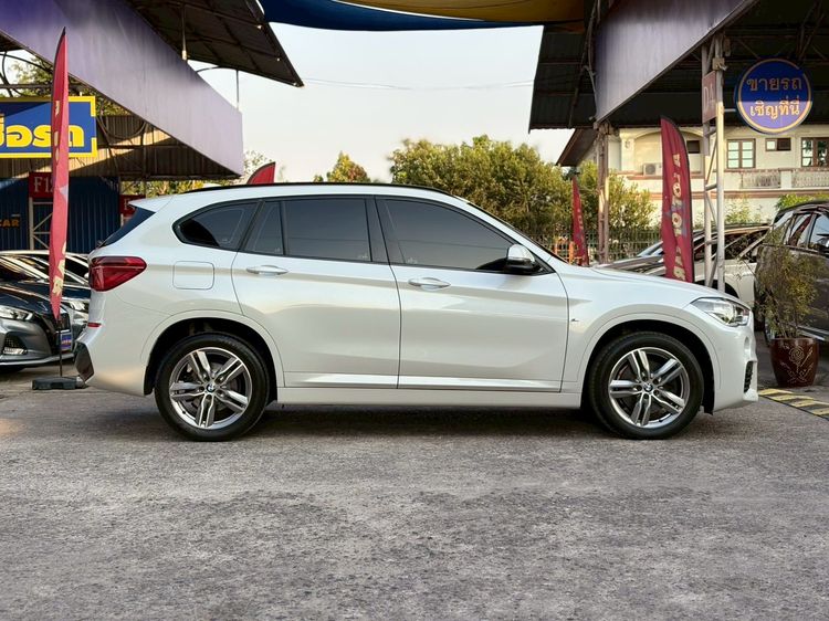 BMW X1 2019 2.0 sDrive20d M Sport Sedan ดีเซล ไม่ติดแก๊ส เกียร์อัตโนมัติ ขาว รูปที่ 2