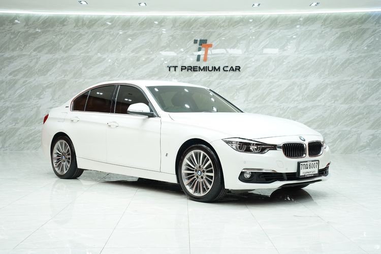 รถ BMW Series 3 330e สี ขาว