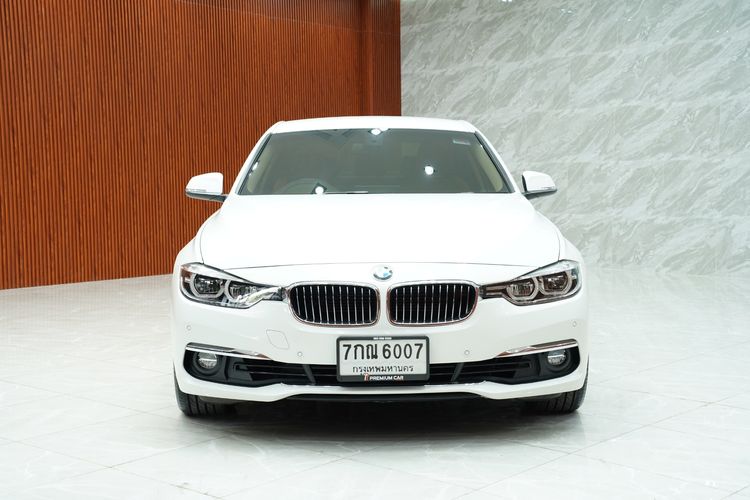 BMW Series 3 2018 330e Sedan เบนซิน เกียร์อัตโนมัติ ขาว รูปที่ 2