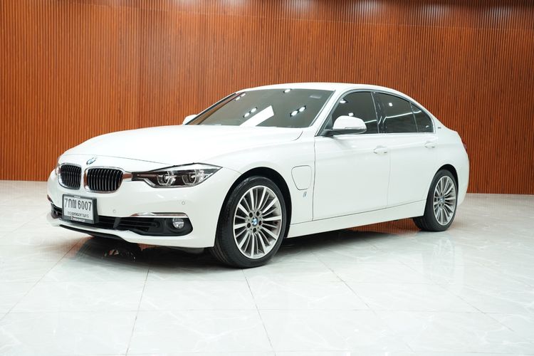 BMW Series 3 2018 330e Sedan เบนซิน เกียร์อัตโนมัติ ขาว รูปที่ 3