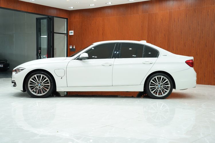 BMW Series 3 2018 330e Sedan เบนซิน เกียร์อัตโนมัติ ขาว รูปที่ 4