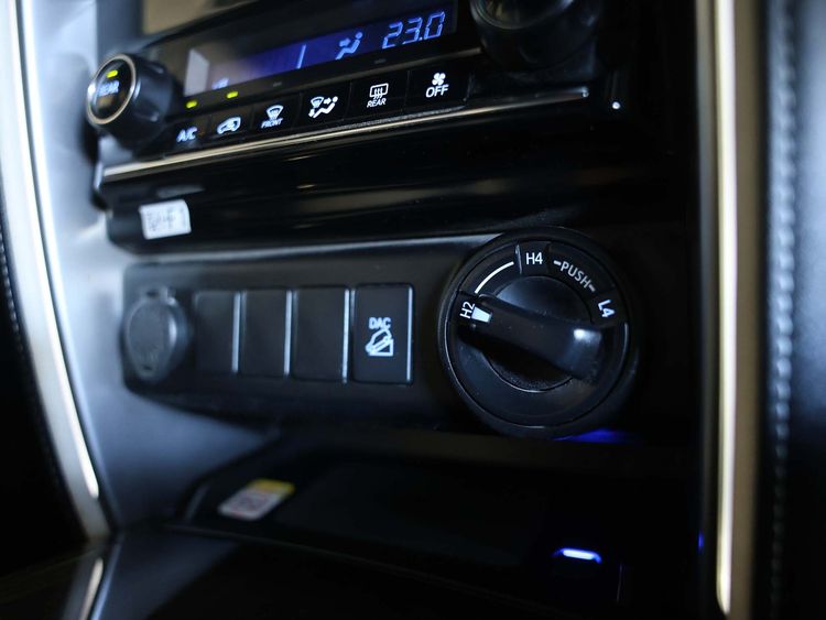 Toyota Fortuner 2021 2.8 Legender Black Top 4WD Utility-car ดีเซล ไม่ติดแก๊ส เกียร์อัตโนมัติ ขาว รูปที่ 3