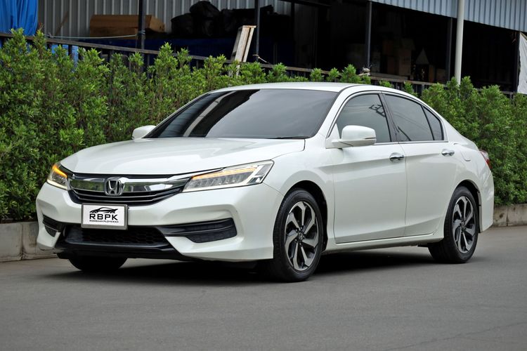 รถ Honda Accord 2.0 E สี ขาว