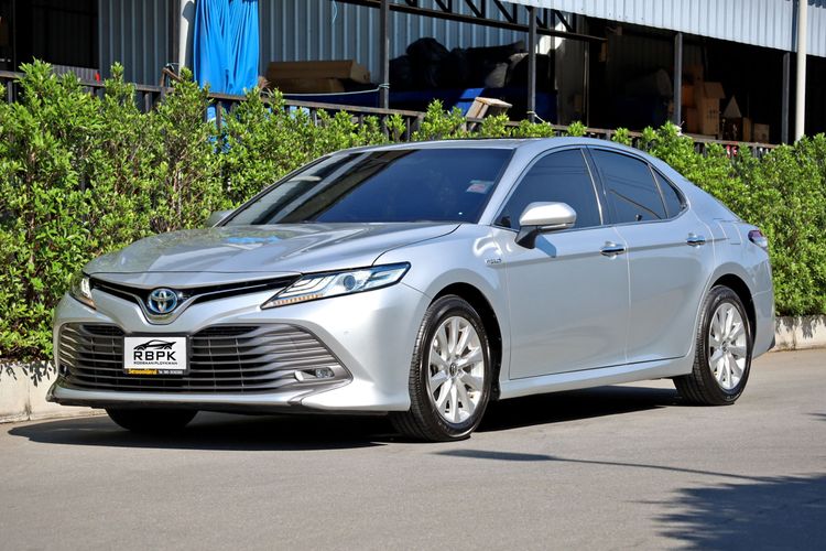 รถ Toyota Camry 2.5 Hybrid สี เทา
