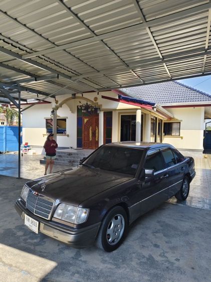 รถ Mercedes-Benz E-Class E220 สี น้ำตาล