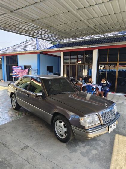 Mercedes-Benz E-Class 1993 E220 Sedan เบนซิน ไม่ติดแก๊ส เกียร์อัตโนมัติ น้ำตาล รูปที่ 3