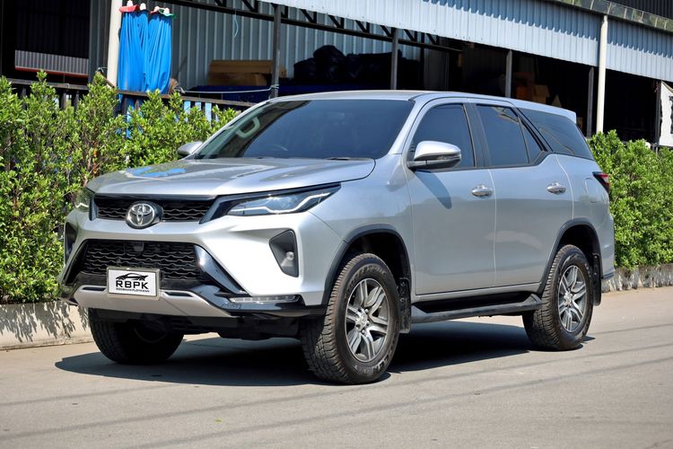รถ Toyota Fortuner 2.4 Leader V สี เทา