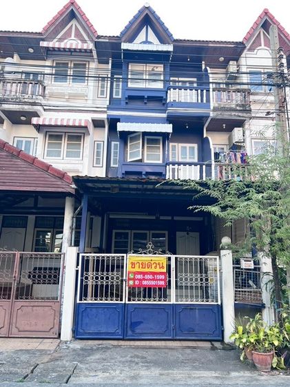 ขายถูกทาวน์เฮ้าส์ 3 ชั้น ศิรินเทพ 9 ถนนเมน ซอยราษฎร์พัฒนา14  มี 4 ห้องนอน 3 ห้องน้ำ 1 ห้องครัว ที่จอดรถ 1 คัน สภาพเดิมราคาก่อนรีโนเวท 1.79 ล