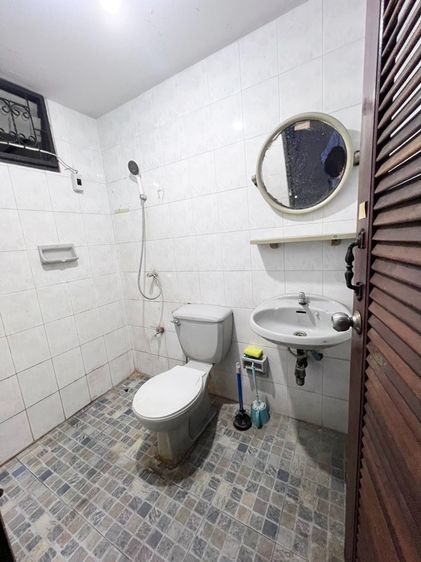 ขายถูกทาวน์เฮ้าส์ 3 ชั้น ศิรินเทพ 9 ถนนเมน ซอยราษฎร์พัฒนา14  มี 4 ห้องนอน 3 ห้องน้ำ 1 ห้องครัว ที่จอดรถ 1 คัน สภาพเดิมราคาก่อนรีโนเวท 1.79 ล รูปที่ 2