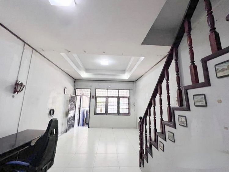 ขายถูกทาวน์เฮ้าส์ 3 ชั้น ศิรินเทพ 9 ถนนเมน ซอยราษฎร์พัฒนา14 มี 4 ห้องนอน 3 ห้องน้ำ 1 ห้องครัว ที่จอดรถ 1 คัน สภาพเดิมราคาก่อนรีโนเวท 1.79 ล รูปที่ 2