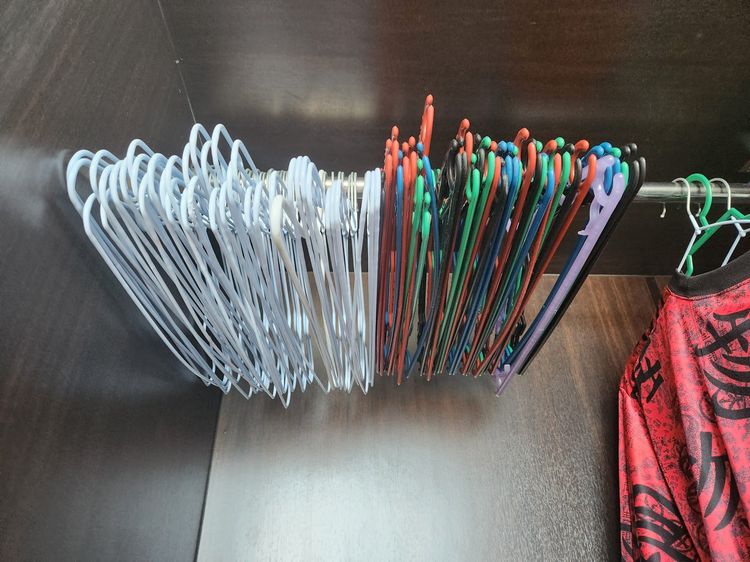 Hangers, more than half off- metal and plastic multicolored รูปที่ 3