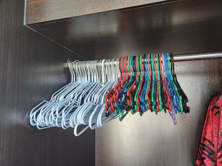 Hangers, more than half off- metal and plastic multicolored รูปที่ 2