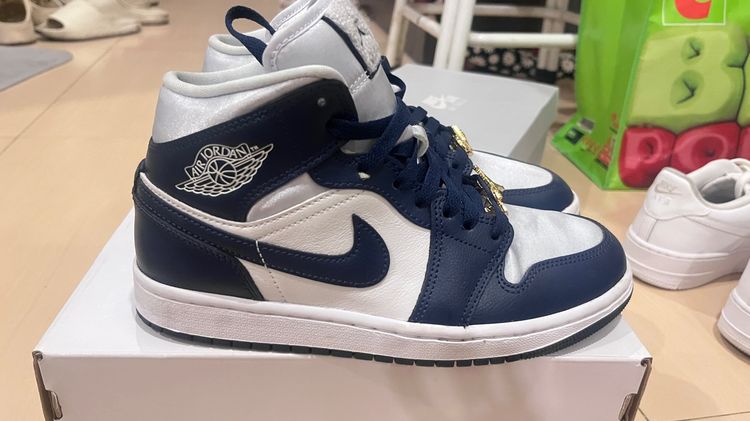 Nike Air Jordan 1 Mid SE รูปที่ 2