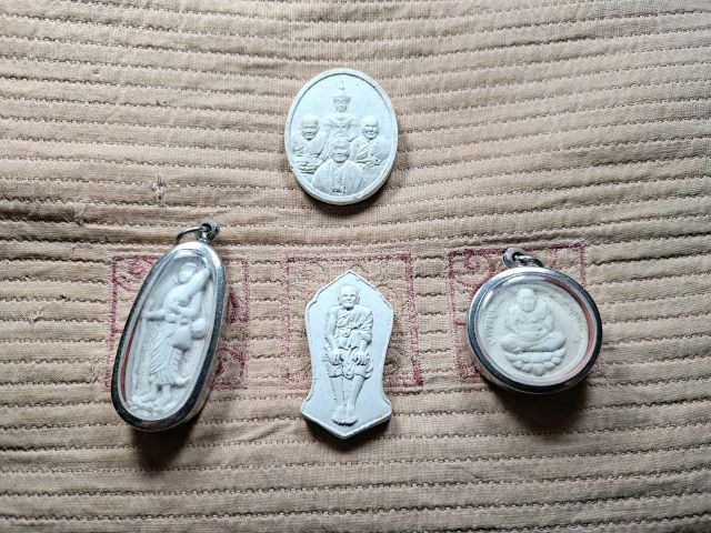 ปล่อยรวมกัน( 4องค์ 500 บ ) ได้รวมกันมาจากบ้านหลังเดียวกัน ไม่ทราบที่