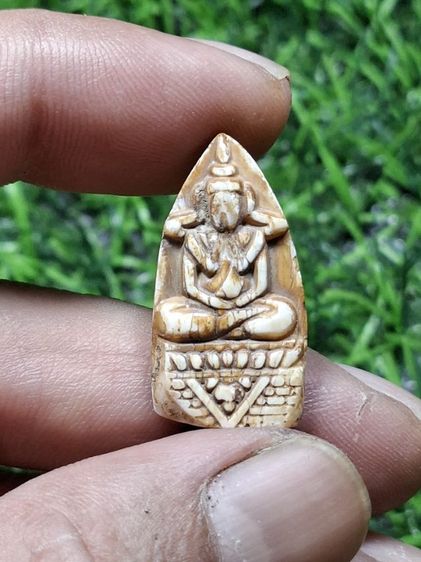 พระแกะเก่าไม่รู้ที่ ไม่ใช่เรซิ่น ไม่ทราบเนื้อ น่าจะทำจากเขา เห็นรอยกระเทาะเป็นแผ่นๆเล็กน้อย ที่ด้านหลังช่วงล่าง