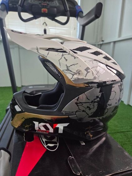 Vาย หมวกกันน๊อค  ทรงวิบาก มือ1  KYT Skyhawk  Jarvis Signature Edition  ไซส์ M  ครับ   น้ำหนักประมาณ 1100 ± 50 กรัม  รูปที่ 3