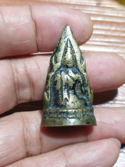 รูปหล่อพระพุทธชินราช อุดกริ่ง ตอกโค้ต ปี2500 มีลงรักเก่ามาออกดำๆ เนื้อเหลืองอมเขียวได้อายุ สภาพโดยรวมดูแท้ สบายตาสนใจลองพิจารณาดู รูปที่ 11