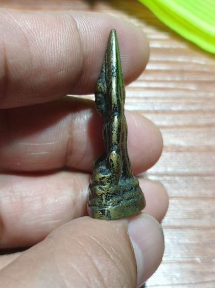 รูปหล่อพระพุทธชินราช อุดกริ่ง ตอกโค้ต ปี2500 มีลงรักเก่ามาออกดำๆ เนื้อเหลืองอมเขียวได้อายุ สภาพโดยรวมดูแท้ สบายตาสนใจลองพิจารณาดู รูปที่ 4