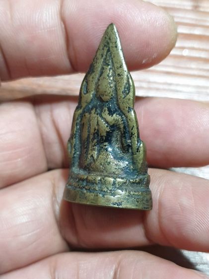 รูปหล่อพระพุทธชินราช อุดกริ่ง ตอกโค้ต ปี2500 มีลงรักเก่ามาออกดำๆ เนื้อเหลืองอมเขียวได้อายุ สภาพโดยรวมดูแท้ สบายตาสนใจลองพิจารณาดู รูปที่ 10