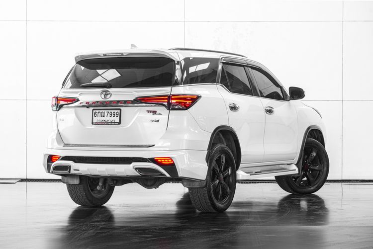 Toyota Fortuner 2017 2.8 V TRD Sportivo 4WD Utility-car เบนซิน ไม่ติดแก๊ส เกียร์อัตโนมัติ ขาว รูปที่ 4
