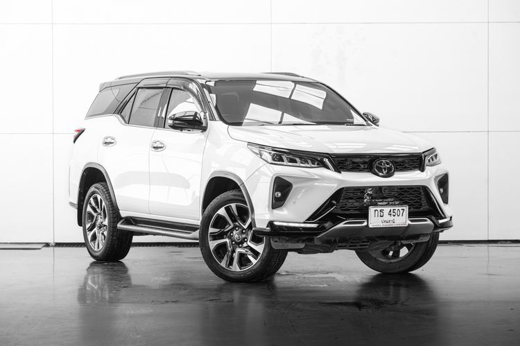 รถ Toyota Fortuner 2.8 Legender สี ดำ