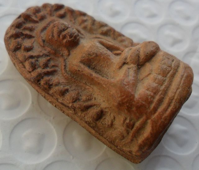 พระกรุพระลือลำพูนเนื้อกินเก่าค่ะ รูปที่ 4