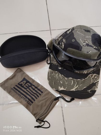 หมวกแก๊ปและแว่นกันแดด