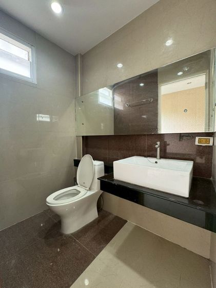 ขายถูก ทาวน์โฮม modern town เอกชัย46 ห้องมุม 3 ชั้น 24.8ตรว. บ้านทำใหม่ ขายราคาถูก

 รูปที่ 4