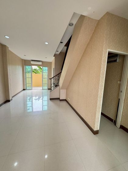 ขายถูก ทาวน์โฮม modern town เอกชัย46 ห้องมุม 3 ชั้น 24.8ตรว. บ้านทำใหม่ ขายราคาถูก

 รูปที่ 3