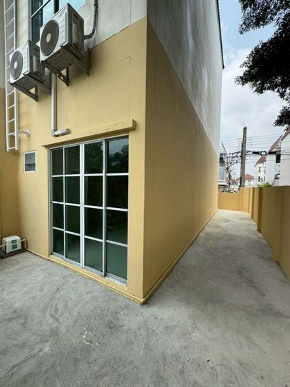 ขายถูก ทาวน์โฮม modern town เอกชัย46 ห้องมุม 3 ชั้น 24.8ตรว. บ้านทำใหม่ ขายราคาถูก

 รูปที่ 2