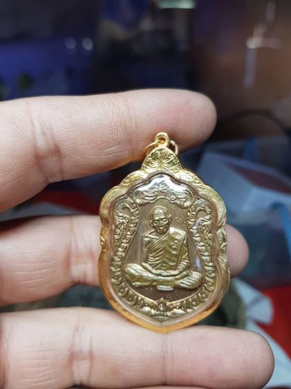 เหรียญหลวงปู่ทิม วัดละหารไร่ รุ่นเสมาแปดรอบ พิมพ์สองขยัก เนื้อทองแดง ปี2518 โค๊ตอุ ผิวเดิมๆ เลี่ยมทอ

